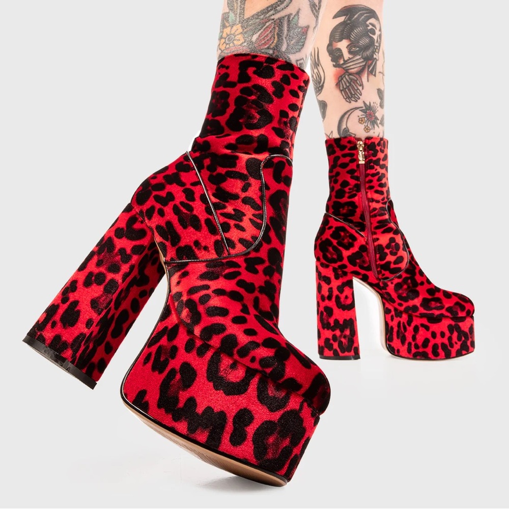 NWOB LAMODA Adore You Red Leopard Print Platforms